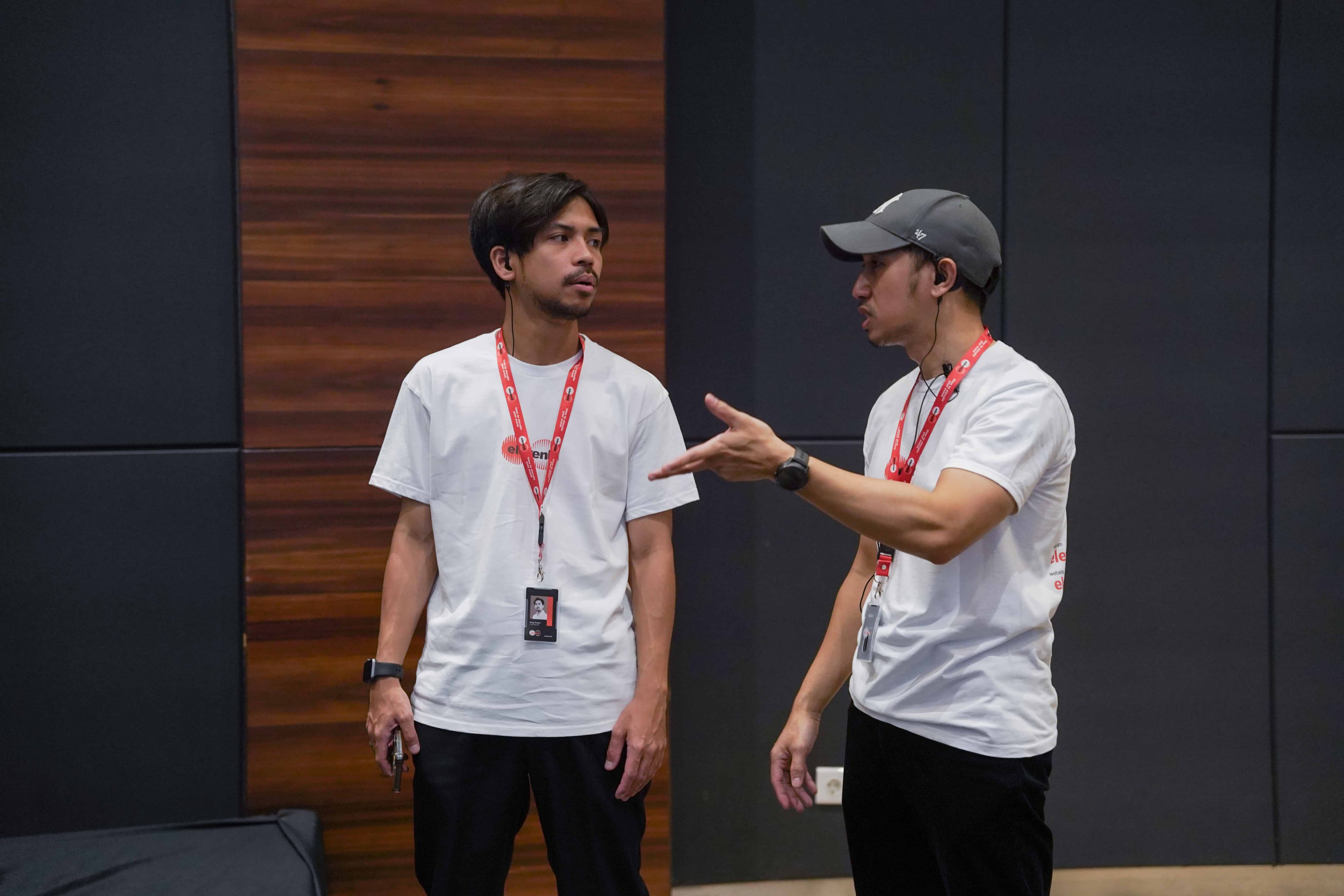 Tim Elevent sedang bekerja